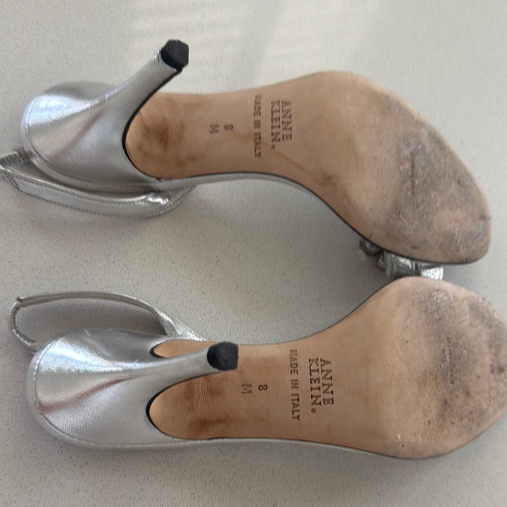 Vintage, Elegant Silver Sandals with Floral Embellishments - Picture 4 of 4